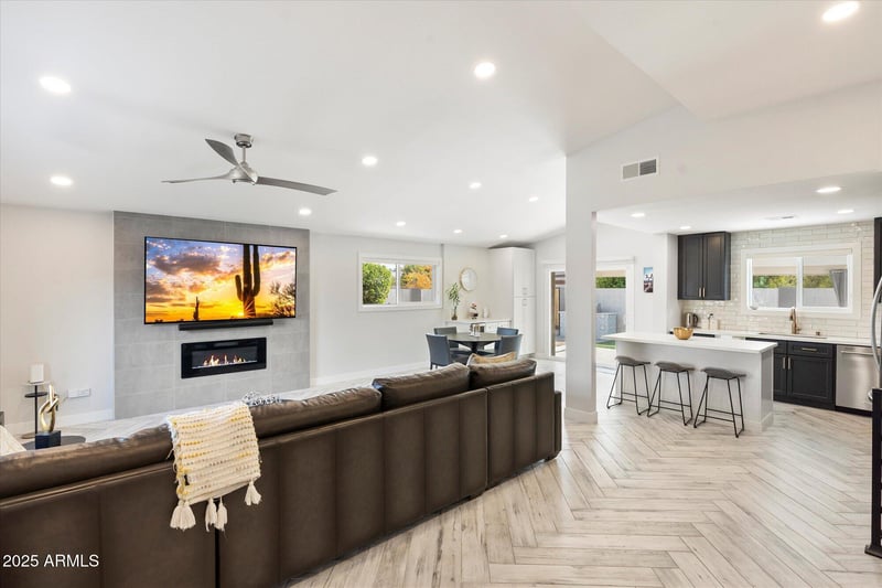 3929 Mercer Ln, Phoenix, AZ 85028
