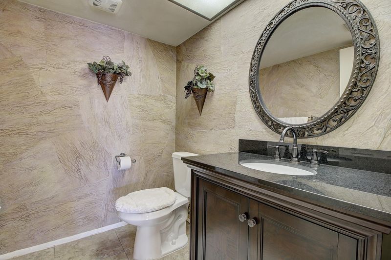 3933 W Gelding Dr, Phoenix, AZ 85053