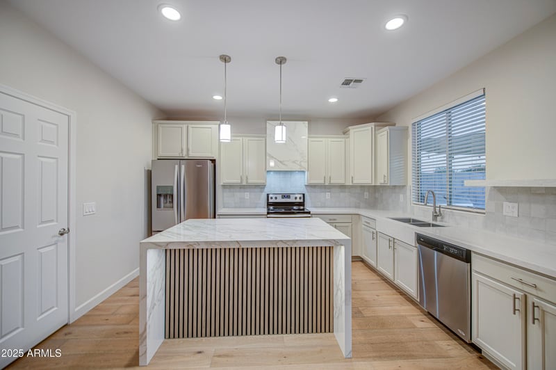 3945 Salter Dr, Glendale, AZ 85308