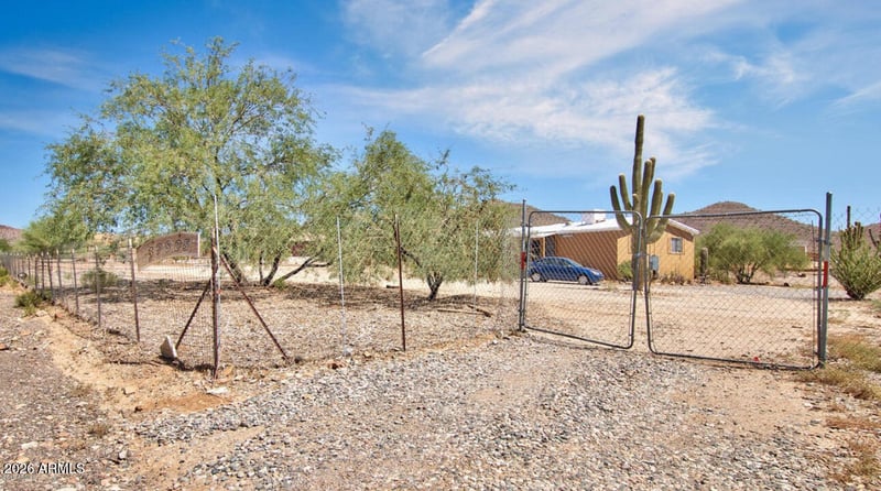 39805 New River Rd, Phoenix, AZ 85086
