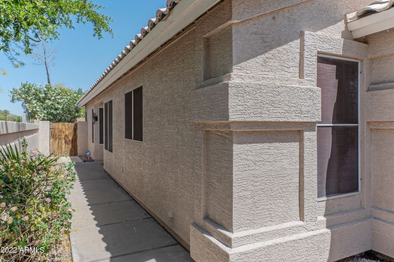 4002 E Amberwood Dr, Phoenix, AZ 85048