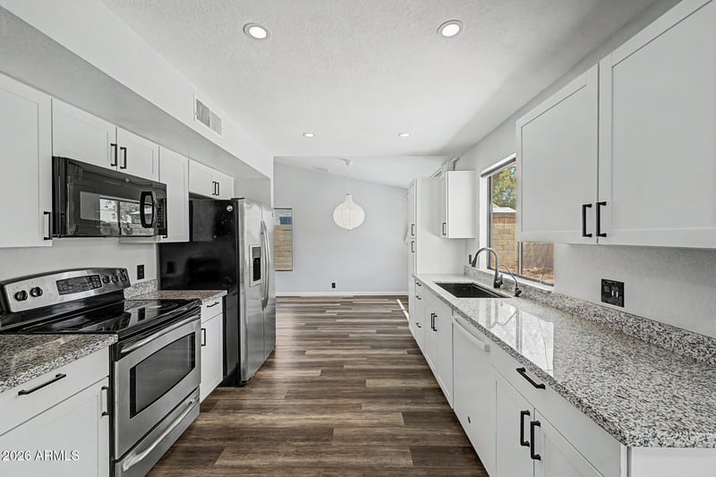 4009 W Misty Willow Ln, Glendale, AZ 85310