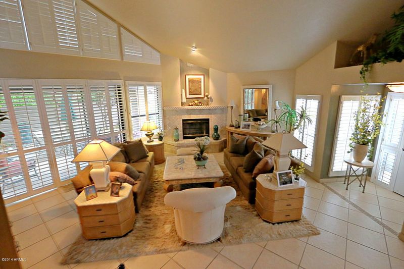 4049 E Paradise Dr, Phoenix, AZ 85028