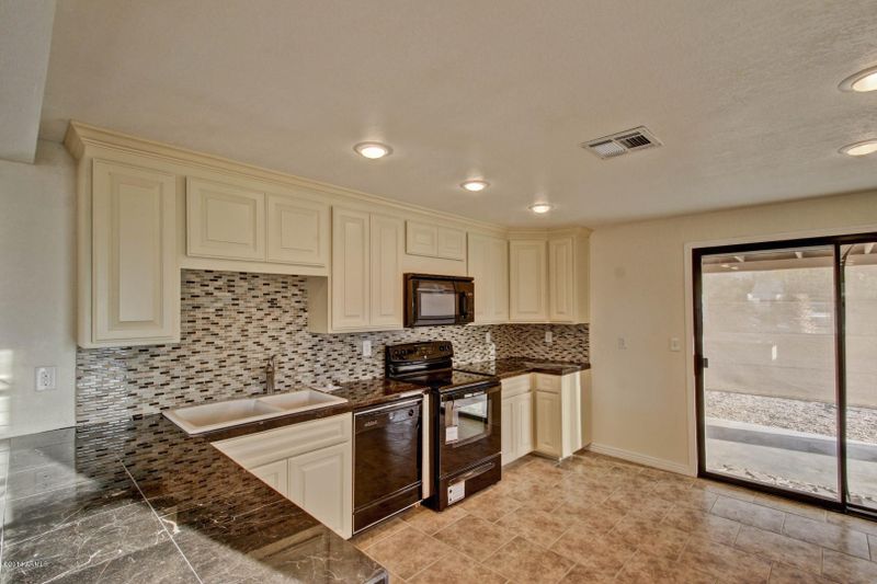 4055 E Winchcomb Dr, Phoenix, AZ 85032