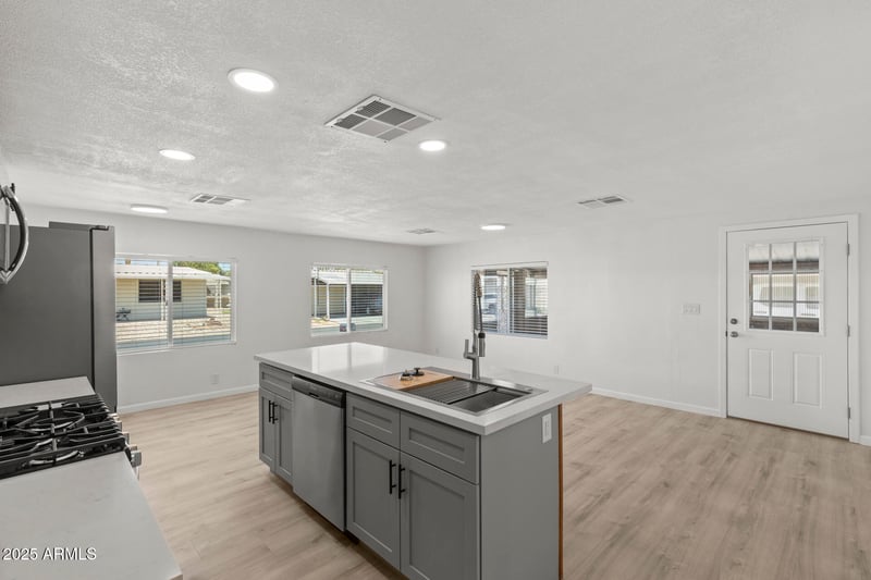 410 67th Ln, Phoenix, AZ 85043