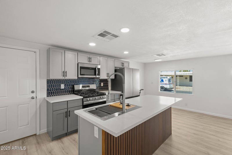410 67th Ln, Phoenix, AZ 85043