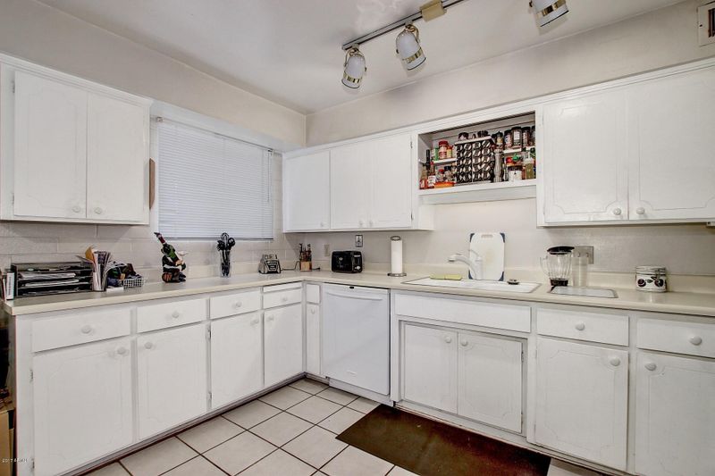 4131 E Camelback Rd #33, Phoenix, AZ 85018