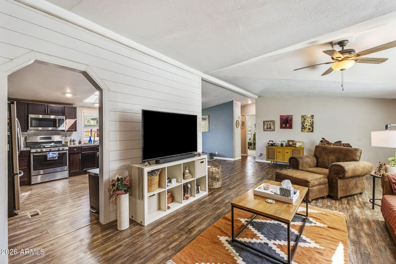 42027 N 3rd St, Phoenix, AZ 85086