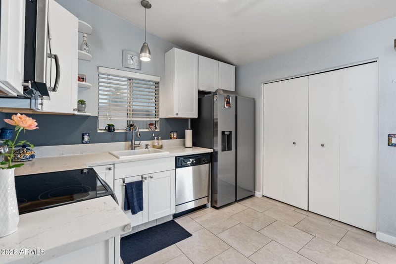 421 E Behrend Dr E, Phoenix, AZ 85024