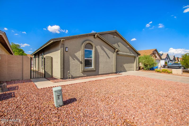 422 E Behrend Dr, Phoenix, AZ 85024