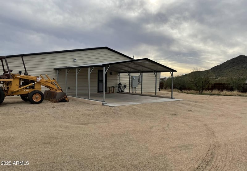 42605 6th Ave, New River, AZ 85087