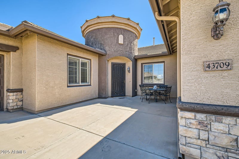 43709 50th Dr, New River, AZ 85087