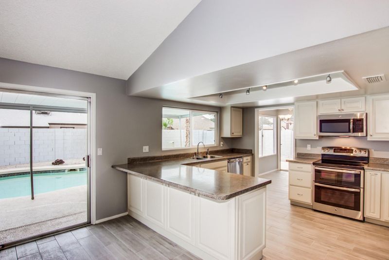 4427 W Gelding Dr, Glendale, AZ 85306