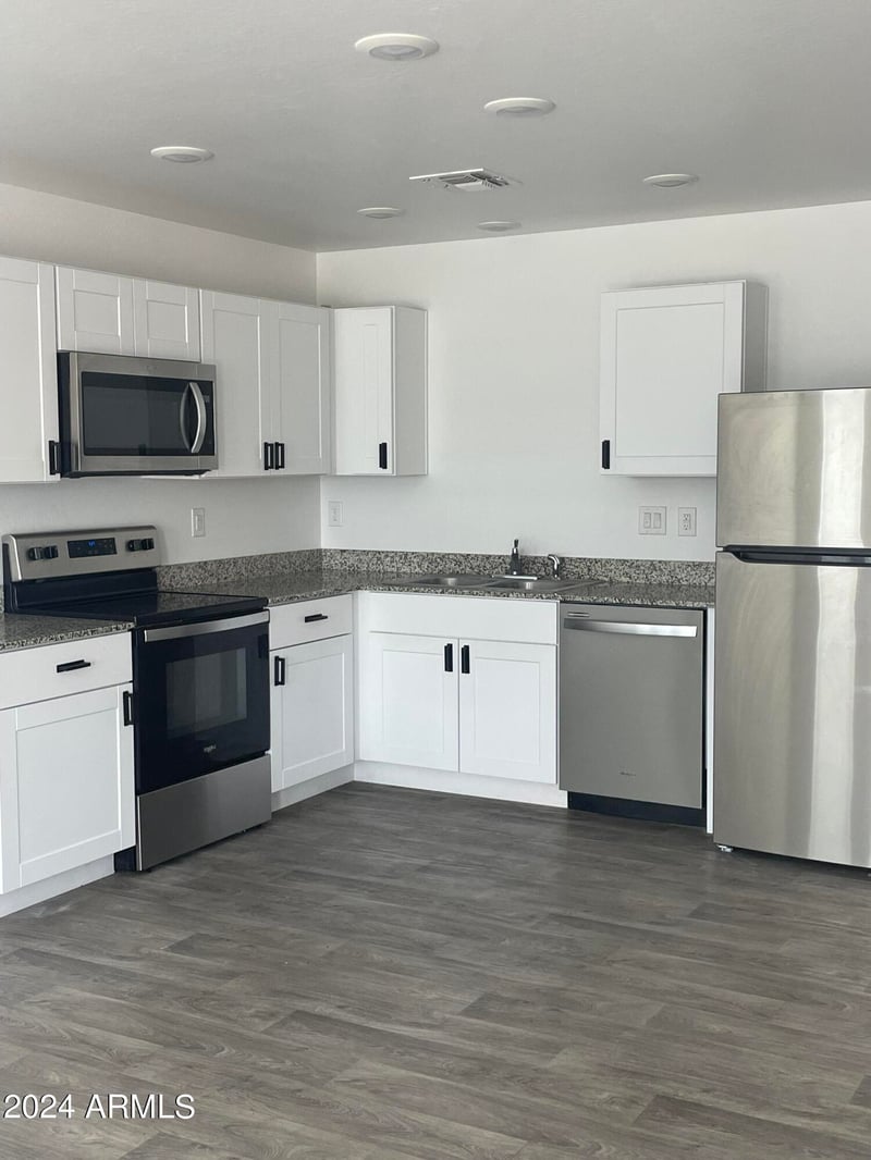 445 Baskin Dr, Morristown, AZ 85342