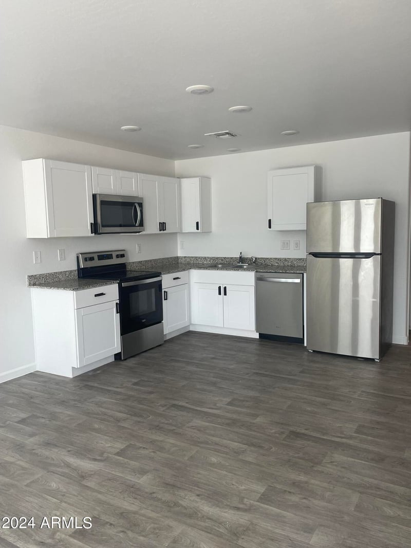 445 Baskin Dr, Morristown, AZ 85342