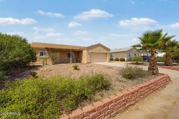 445 Reizen Dr, Morristown, AZ 85342
