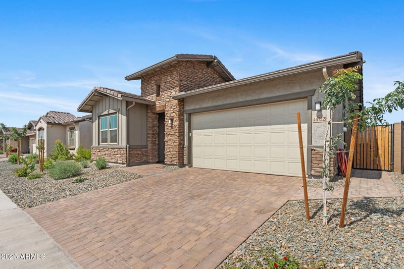 44722 44th Dr, New River, AZ 85087