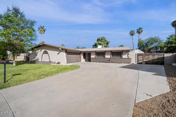 4515 Shaw Butte Dr, Glendale, AZ 85304