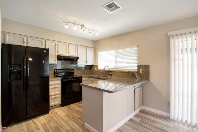 4536 E Vineyard Rd, Phoenix, AZ 85042