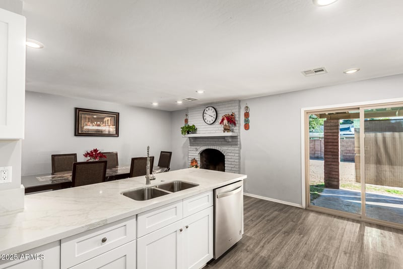 4613 Mountain View Rd, Glendale, AZ 85302