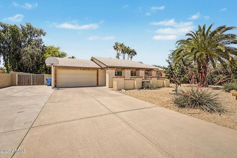 4633 E Redfield Rd, Phoenix, AZ 85032