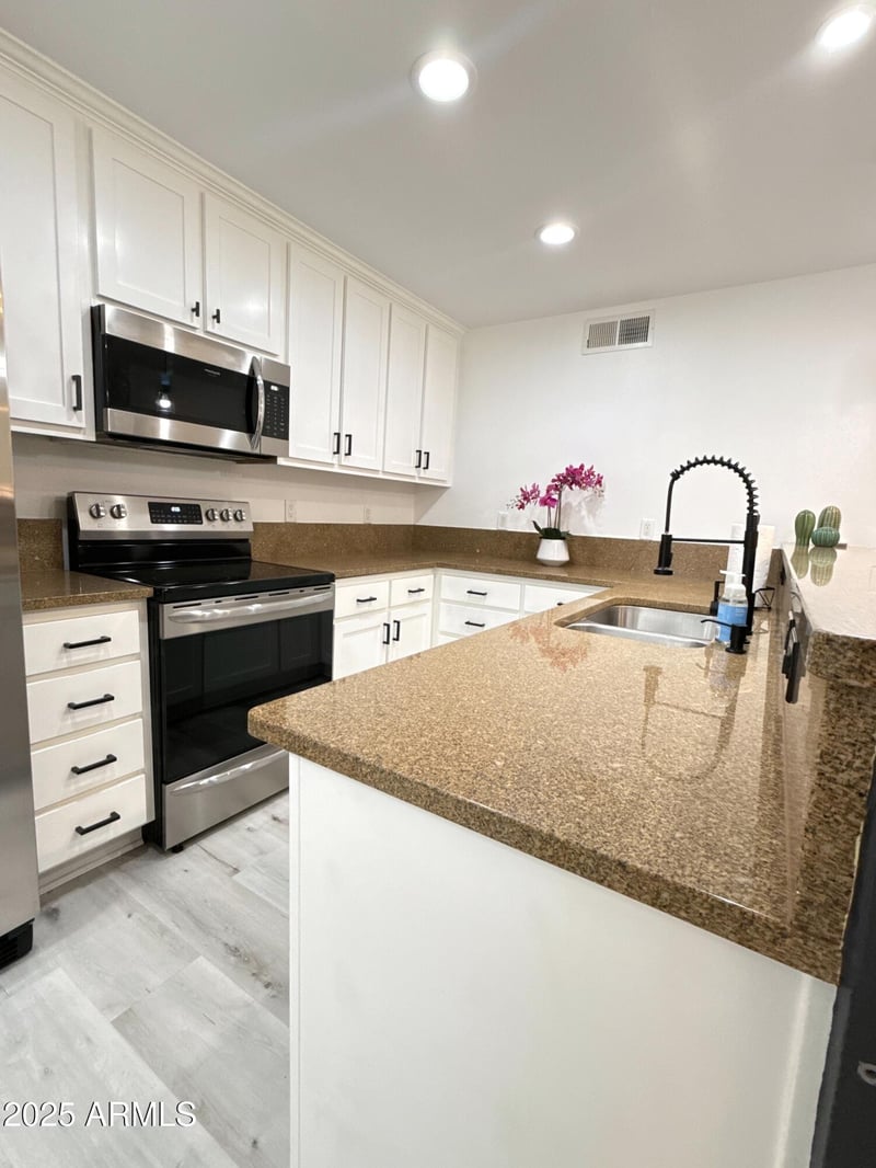 4704 Paradise Village Pw #206, Phoenix, AZ 85032