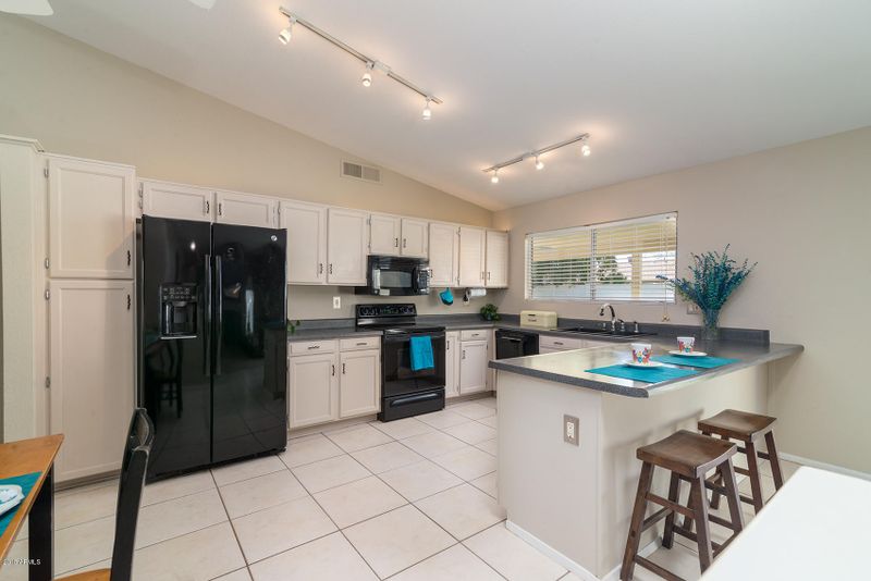 4829 E Desert View Dr, Phoenix, AZ 85044
