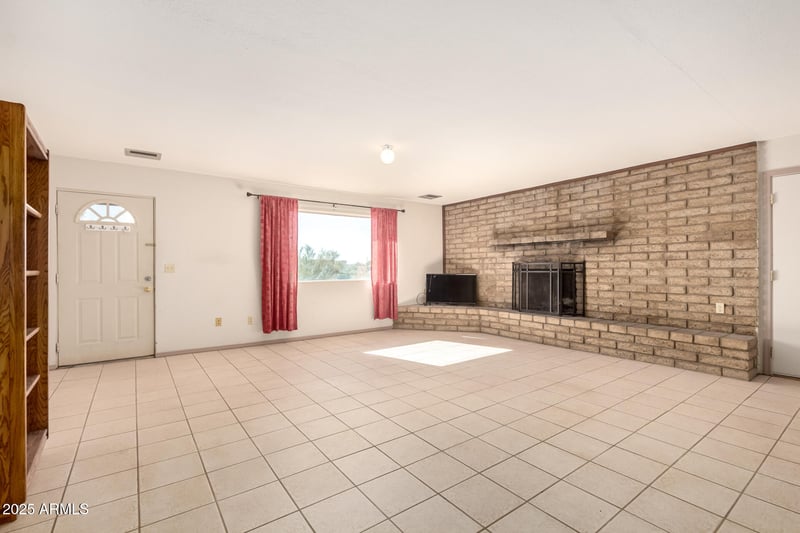 48825 25th Ave, New River, AZ 85087