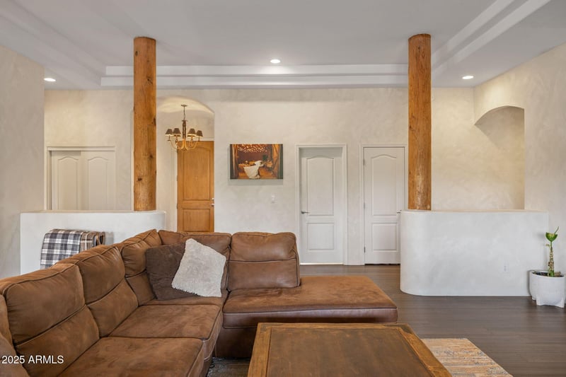 49123 13th Ave, New River, AZ 85087