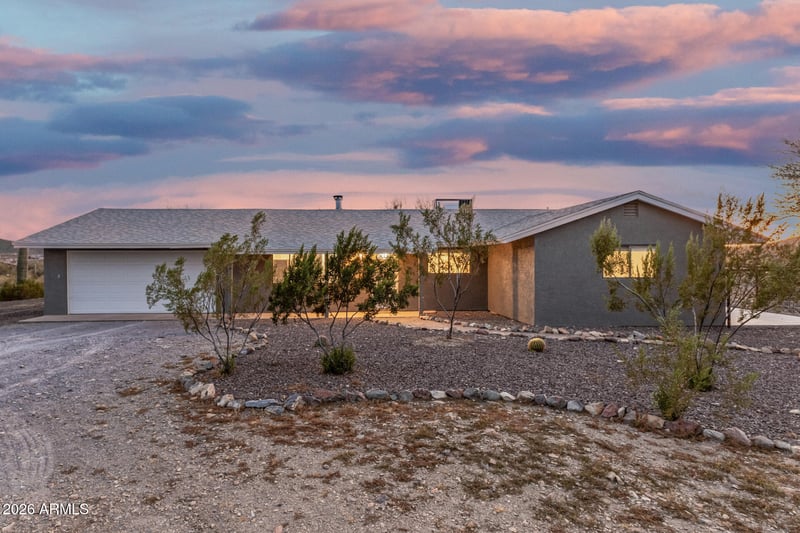 49416 26th Ave, New River, AZ 85087