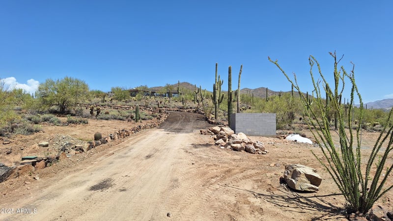 49636 15th Ave, New River, AZ 85087