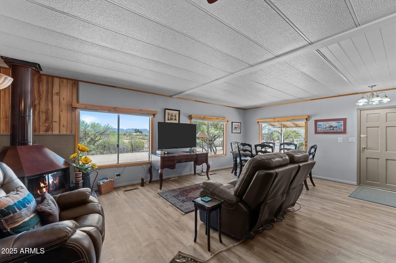 50017 Eagle View Dr, Aguila, AZ 85320