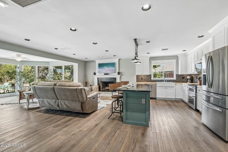 5022 W Harmont Dr, Glendale, AZ 85302