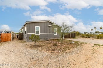 511 Claessens Dr, Morristown, AZ 85342