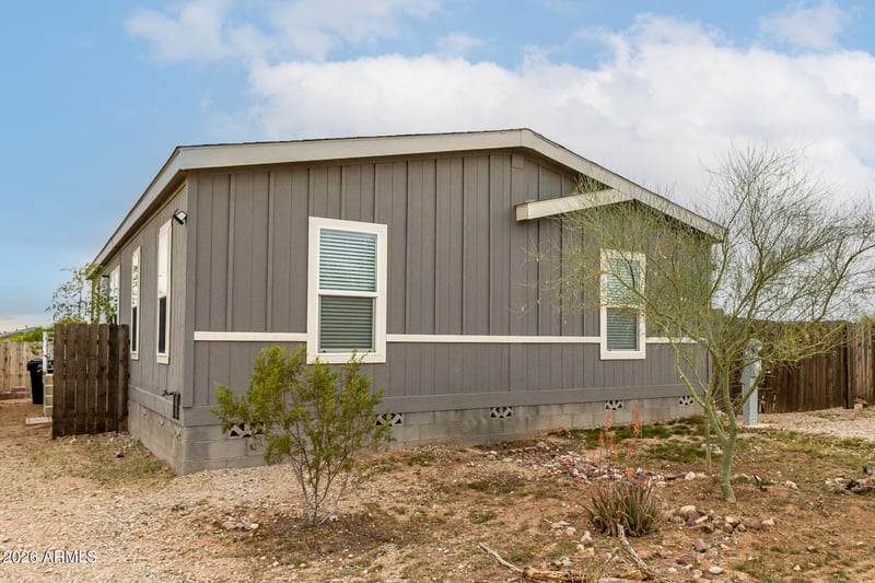 511 Claessens Dr, Morristown, AZ 85342