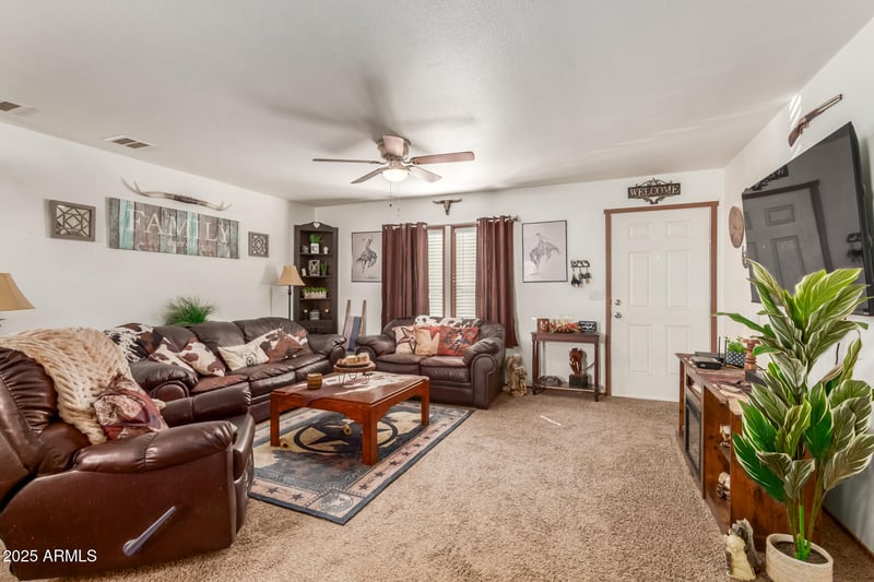 512 Claessens Dr, Morristown, AZ 85342