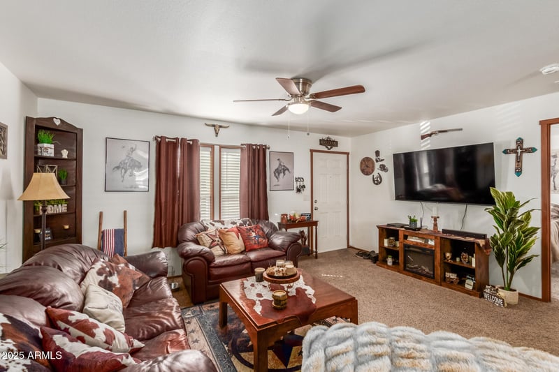 512 Claessens Dr, Morristown, AZ 85342