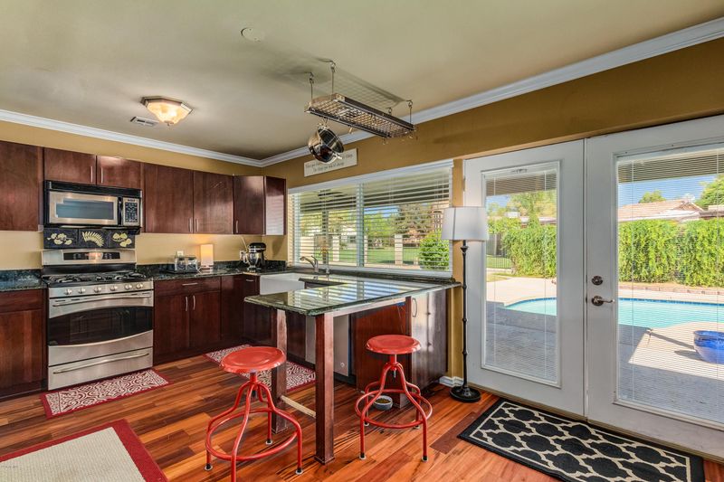 512 W Gleneagles Dr, Phoenix, AZ 85023