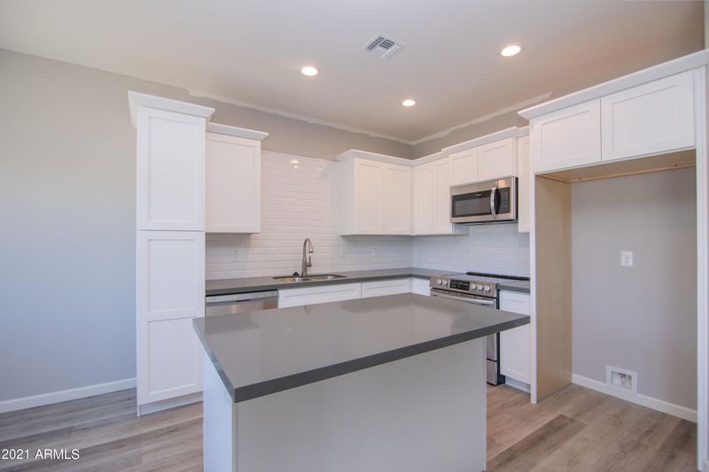 512 W Harwell Rd, Phoenix, AZ 85041