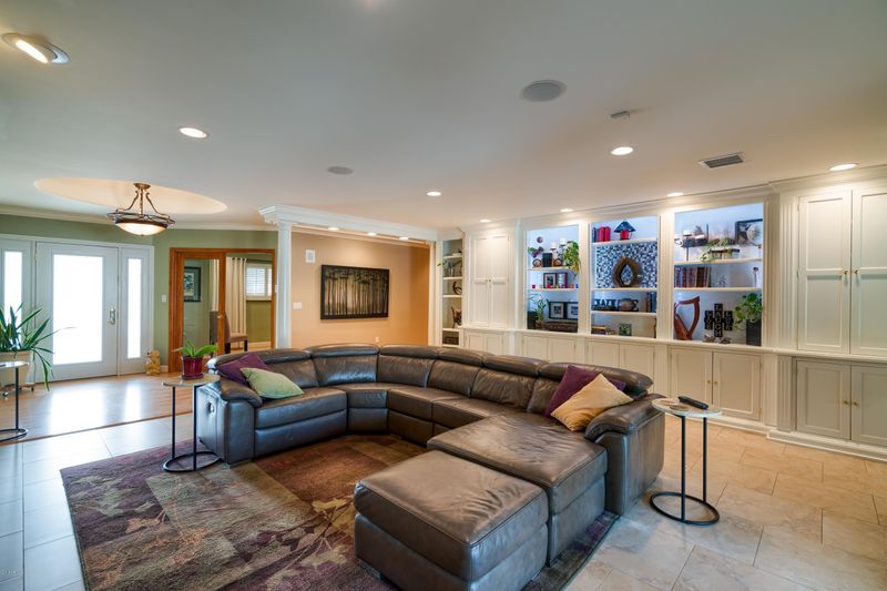 512 W Orangewood Ave, Phoenix, AZ 85021