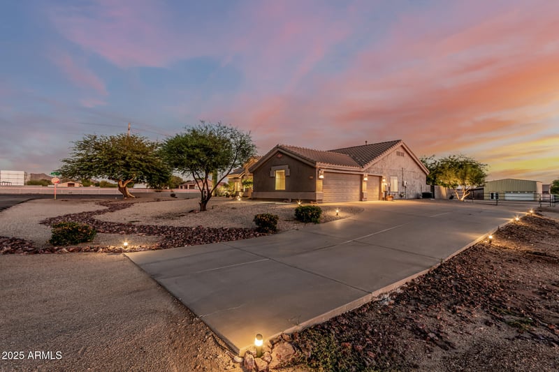 513 Jordon Ln, Phoenix, AZ 85086