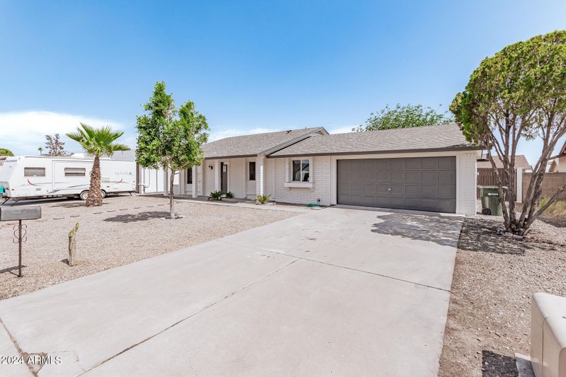 513 W Oraibi Dr, Phoenix, AZ 85027