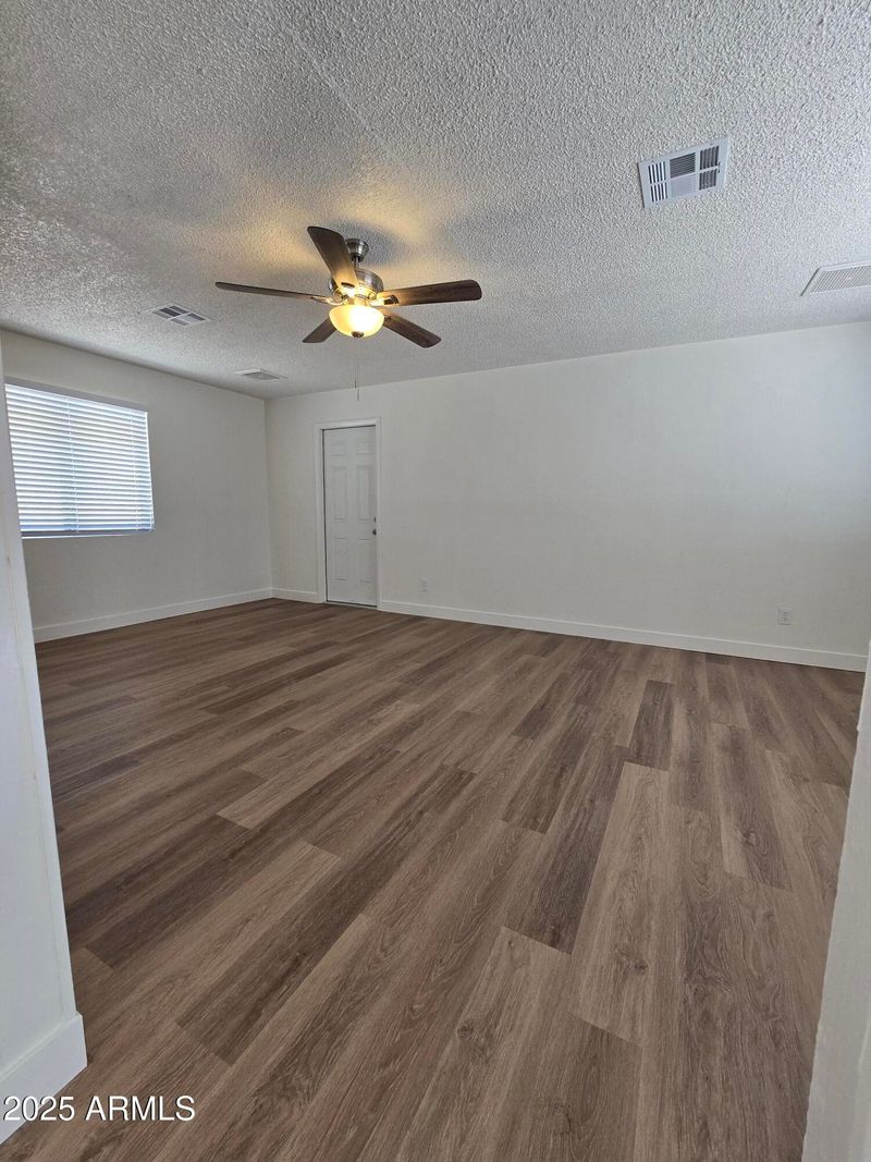 5201 N 61st Dr, Glendale, AZ 85301