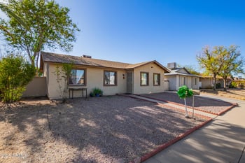 5209 Mauna Loa Ln, Glendale, AZ 85306