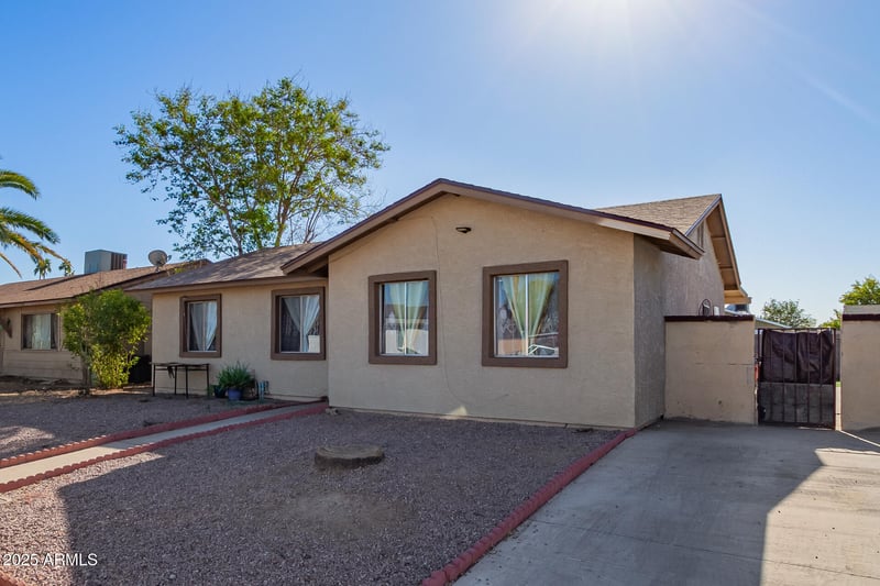 5209 Mauna Loa Ln, Glendale, AZ 85306