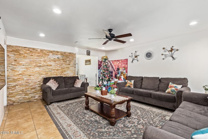 5209 Mauna Loa Ln, Glendale, AZ 85306