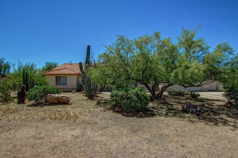 529 E Blue Eagle Ln, Phoenix, AZ 85086