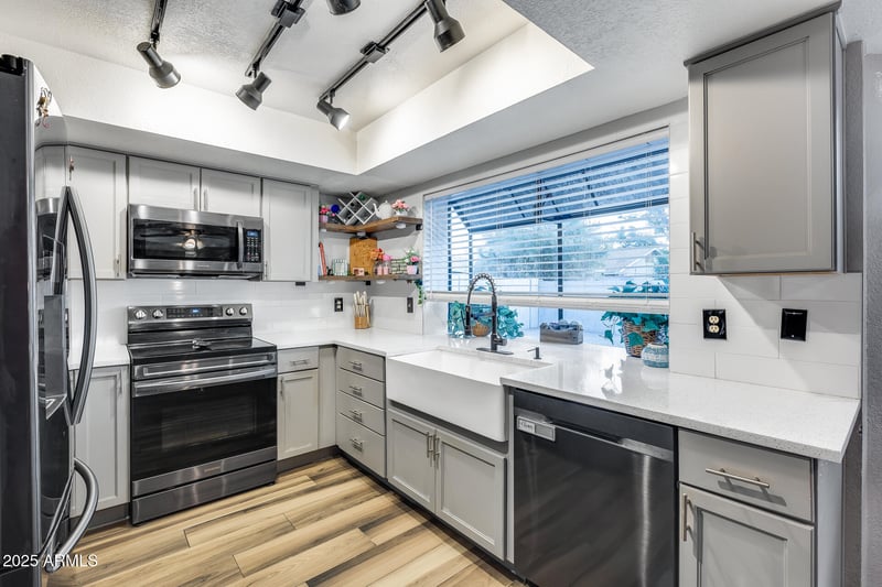 5315 Shaw Butte Dr, Glendale, AZ 85304