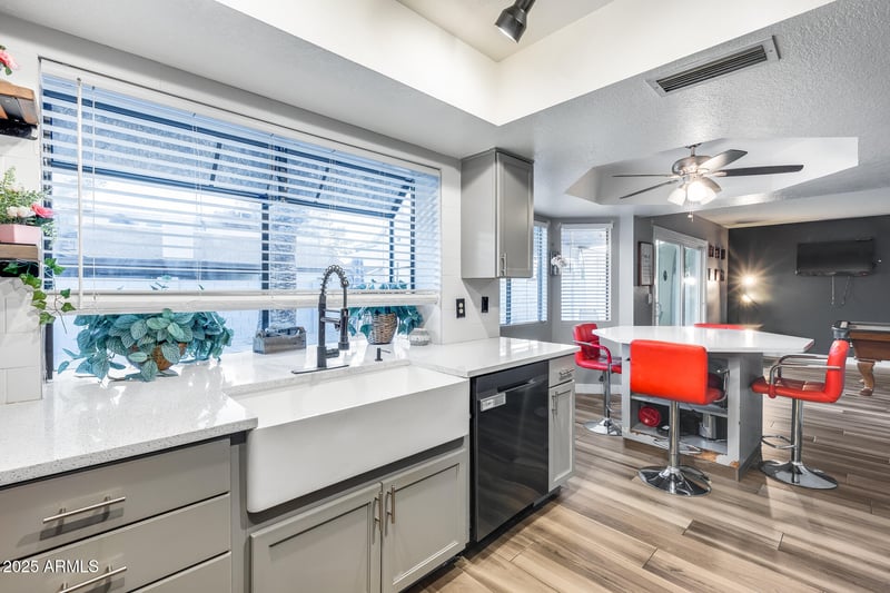 5315 Shaw Butte Dr, Glendale, AZ 85304