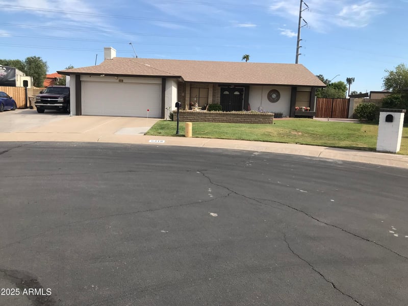 5318 Shaw Butte Dr, Glendale, AZ 85304